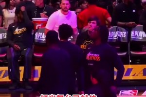 哈哈这波人氛围太好！马刺全队佩戴牛仔帽贺约翰逊获最佳第六人