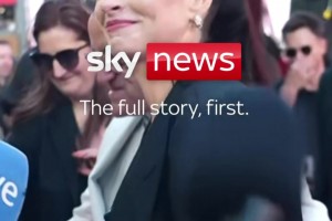 请看到最后❗️安妮·海瑟薇红毯采访：我力挺阿森纳夺冠