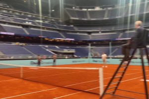 贝林厄姆和裤袜&纳达尔在伯纳乌打网球 ，裁判是老佛爷