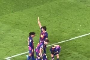 愿无大碍！球迷实拍亚马尔受伤后躺在地上，队友做换人手势