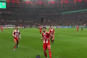 潇洒写意！名场面：埃托奥接梅西传球，美妙弧线破门！