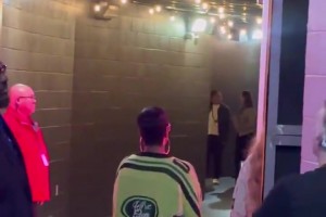 主场连赢2场火箭！詹姆斯太牛了！赛后和家人们拥抱