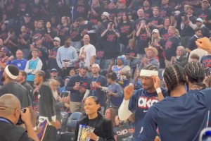 阿里纳斯：詹姆斯季后赛场均23+10+8，能打出这数据的基本都是顶薪